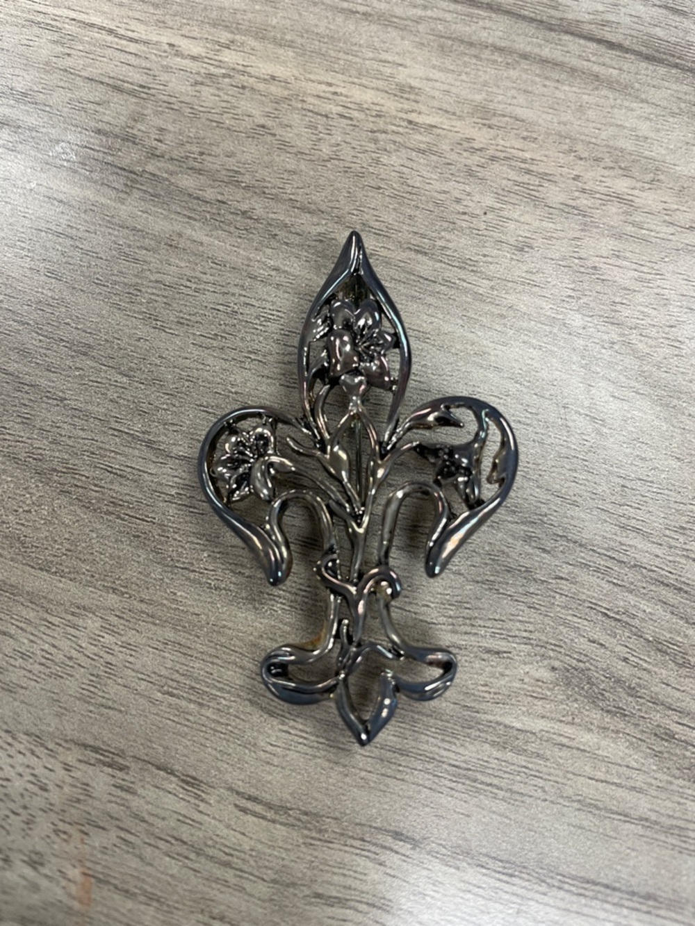 Fleur-de-Lis Decorative Pin Brooch in Gunmetal